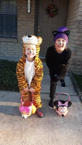 Dwójka dzieci w kostiumach na Halloween.