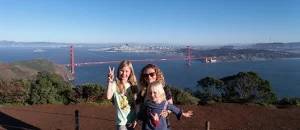 Rodzina na tle mostu Golden Gate.
