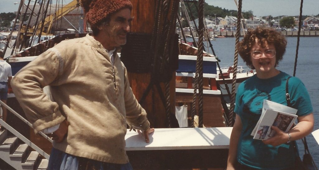 Fotografia dwóch osób - kobiety i mężczyzny - na statku Mayflower w Plymouth, USA. 
