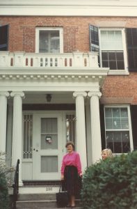 Mirosława Buchholtz na tle domu Emily Dickinson w Amherst, MA.
